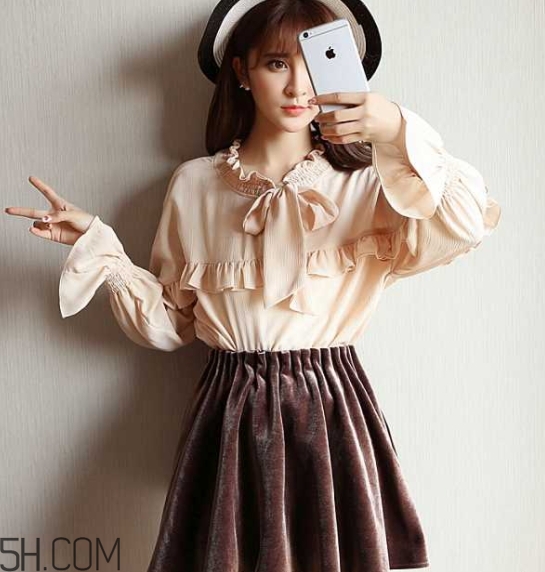 金絲絨百褶裙搭配什么上衣？