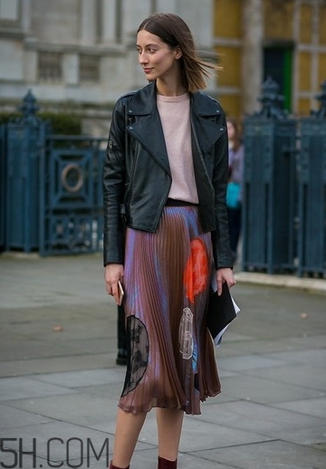 金絲絨百褶裙搭配什么上衣？