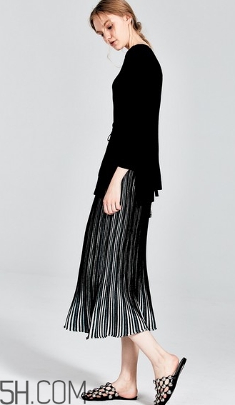 金絲絨百褶裙搭配什么上衣？