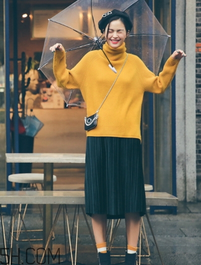 金絲絨百褶裙搭配什么上衣？