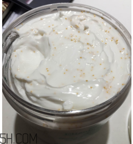 雅頓綠茶蜜滴舒體霜油不油？粘被子嗎？