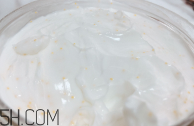 雅頓綠茶蜜滴舒體霜油不油？粘被子嗎？