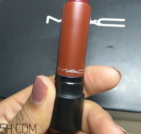 魅可和雅詩(shī)蘭黛哪個(gè)好？mac和雅詩(shī)蘭黛口紅對(duì)比