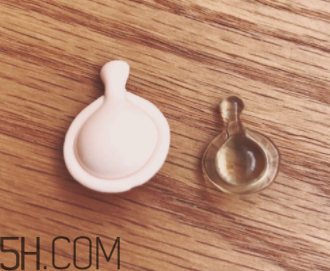 伊麗莎白雅頓眼部精華液油不油？長脂肪粒嗎？