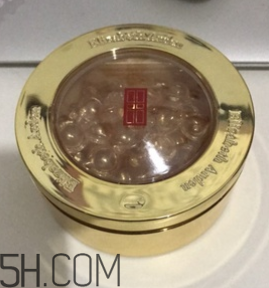 伊麗莎白雅頓眼部精華液油不油？長脂肪粒嗎？