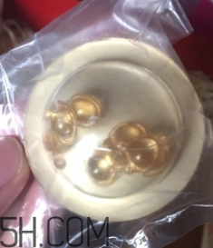 伊麗莎白雅頓眼部精華液油不油？長脂肪粒嗎？