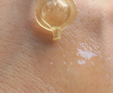 伊麗莎白雅頓眼部精華液油不油？長脂肪粒嗎？