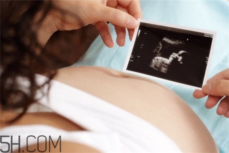 胎兒缺氧胎心會正常嗎？胎兒缺氧還會打嗝嗎？