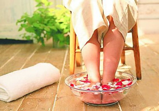 檸檬精油可以泡腳嗎？檸檬精油泡腳的好處有哪些？