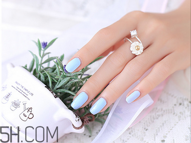 冬天涂什么指甲油好看？手黑涂什么指甲油好看？