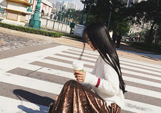 金絲絨百褶裙搭配什么上衣？