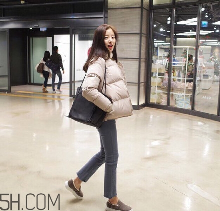 羽絨服怎么穿不顯胖？冬季好看的女裝羽絨服時(shí)尚搭配