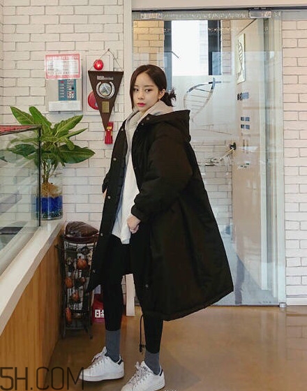 羽絨服怎么穿不顯胖？冬季好看的女裝羽絨服時(shí)尚搭配