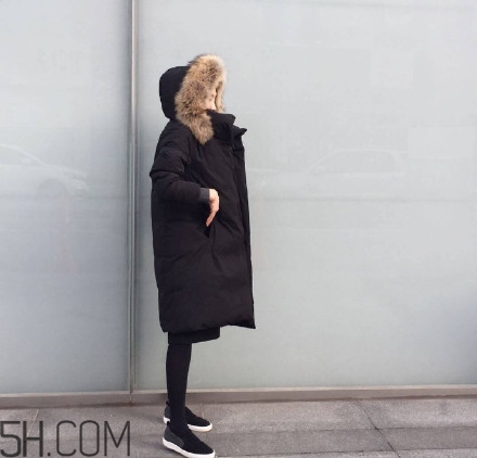 羽絨服怎么穿不顯胖？冬季好看的女裝羽絨服時(shí)尚搭配