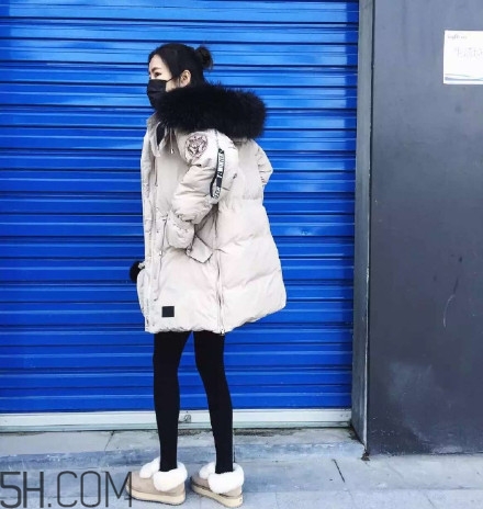 羽絨服怎么穿不顯胖？冬季好看的女裝羽絨服時(shí)尚搭配