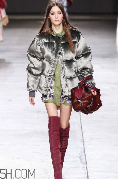 女裝羽絨服怎么挑選？羽絨服的清洗技巧