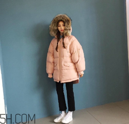羽絨服怎么穿不顯胖？冬季好看的女裝羽絨服時(shí)尚搭配