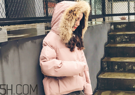 羽絨服怎么穿不顯胖？冬季好看的女裝羽絨服時(shí)尚搭配