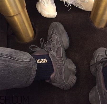 yeezy 500 desert rat純黑配色實物什么樣？