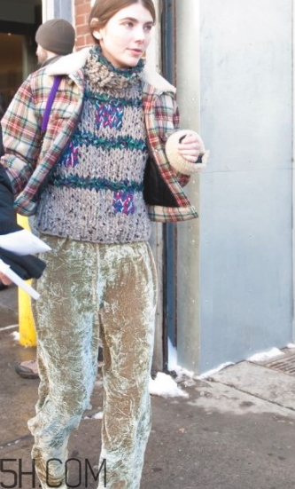 金絲絨褲子配什么上衣？金絲絨上衣搭配