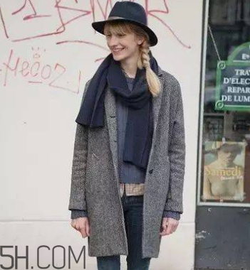 圍巾與大衣怎么搭配？灰色圍巾怎么搭配？