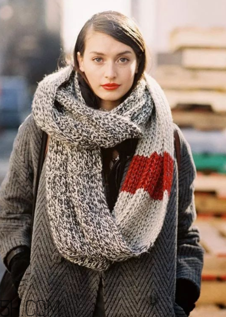 圍巾與大衣怎么搭配？灰色圍巾怎么搭配？