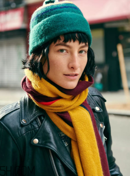 圍巾與大衣怎么搭配？灰色圍巾怎么搭配？