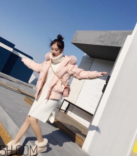 粉色羽絨服配什么鞋子？粉色羽絨服搭配鞋子圖片