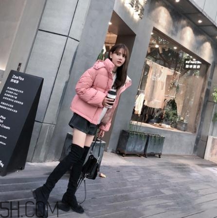 粉色羽絨服配什么鞋子？粉色羽絨服搭配鞋子圖片