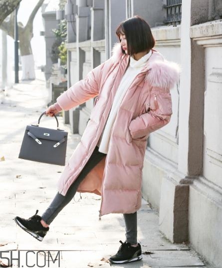粉色羽絨服配什么鞋子？粉色羽絨服搭配鞋子圖片