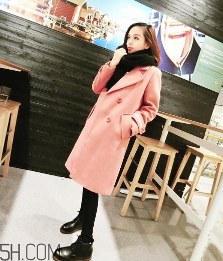 粉色大衣配什么顏色的圍巾？粉色大衣搭配圍巾圖片