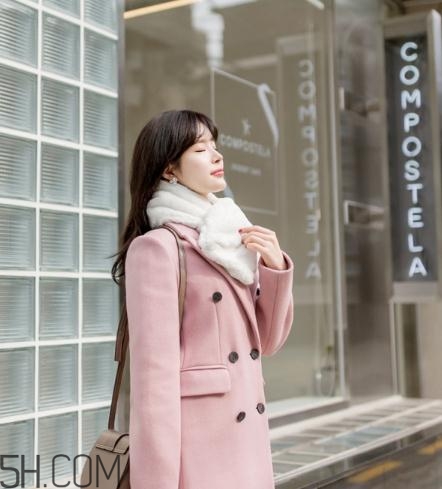 粉色大衣配什么顏色的圍巾？粉色大衣搭配圍巾圖片