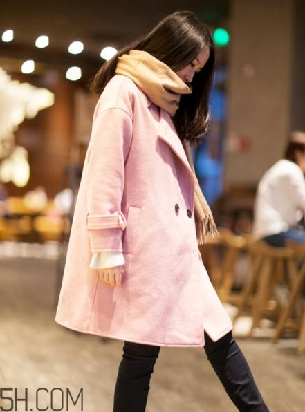 粉色大衣配什么顏色的圍巾？粉色大衣搭配圍巾圖片