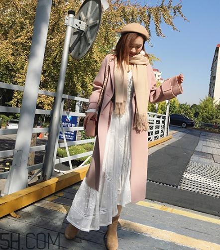 粉色大衣配什么顏色的圍巾？粉色大衣搭配圍巾圖片