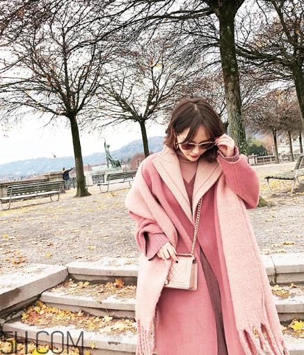 粉色大衣配什么顏色的圍巾？粉色大衣搭配圍巾圖片