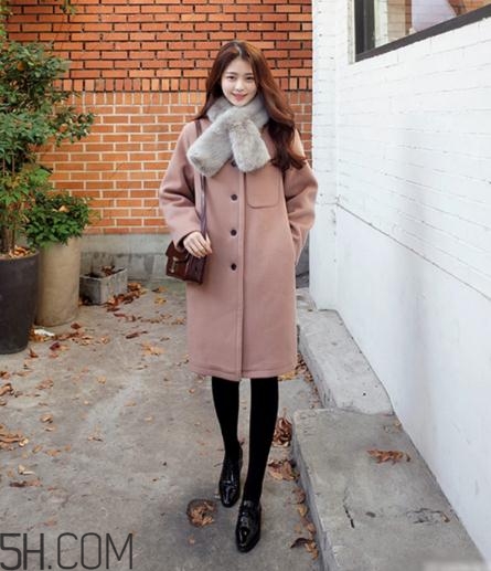 粉色大衣配什么顏色的圍巾？粉色大衣搭配圍巾圖片
