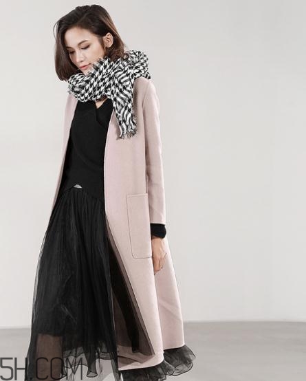 粉色大衣配什么顏色的圍巾？粉色大衣搭配圍巾圖片