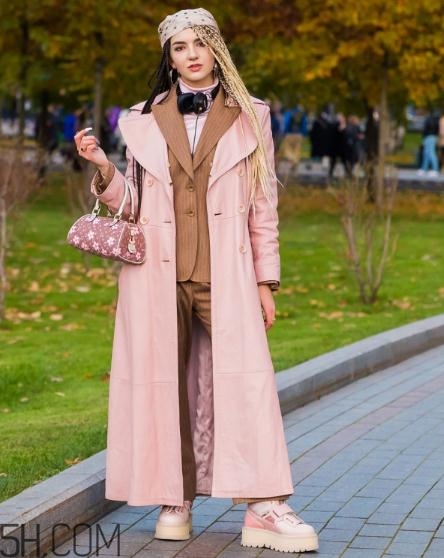 粉色包包配什么顏色衣服？粉色包包搭配服裝圖片