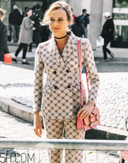 粉色包包配什么顏色衣服？粉色包包搭配服裝圖片