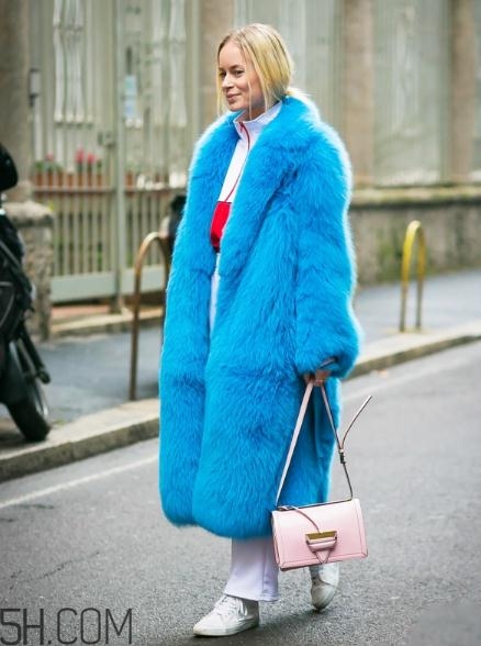 粉色包包配什么顏色衣服？粉色包包搭配服裝圖片