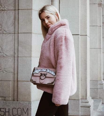 粉色包包配什么顏色衣服？粉色包包搭配服裝圖片