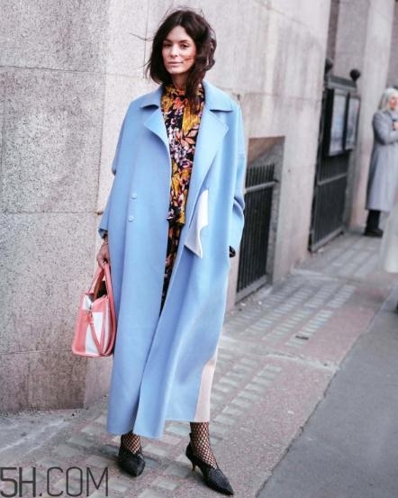 粉色包包配什么顏色衣服？粉色包包搭配服裝圖片