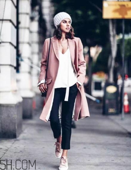 粉色大衣里面怎么搭配？粉色大衣內(nèi)搭什么顏色？