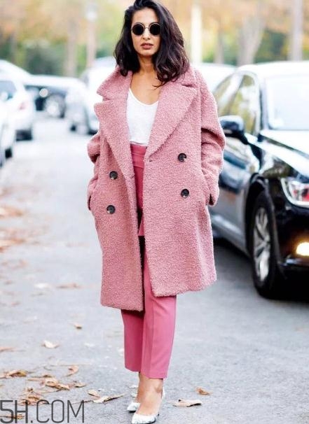 粉色大衣配什么褲子？粉色大衣搭配褲子圖片