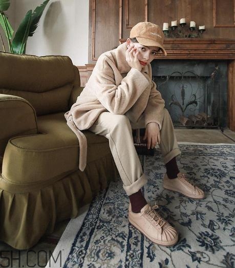 短毛絨是什么面料？短毛絨和磨毛哪個(gè)好？