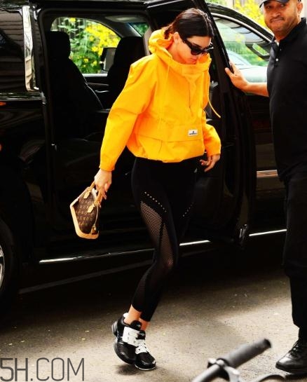 沖鋒衣搭配什么褲子好看？沖鋒衣搭配褲子圖片