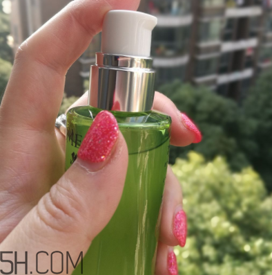 蘭蔻水光瓶后續(xù)要疊加面霜嗎？可以和精華疊加嗎？