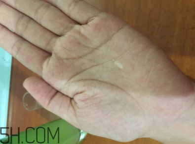 蘭蔻水光瓶后續(xù)要疊加面霜嗎？可以和精華疊加嗎？