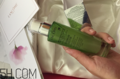 蘭蔻水光瓶后續(xù)要疊加面霜嗎？可以和精華疊加嗎？