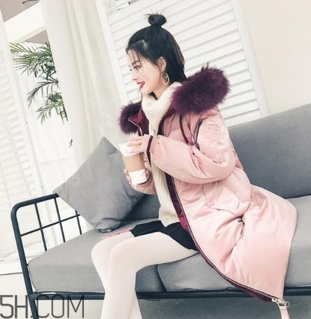 粉色羽絨服里面怎么搭配？粉色羽絨服內(nèi)搭什么？